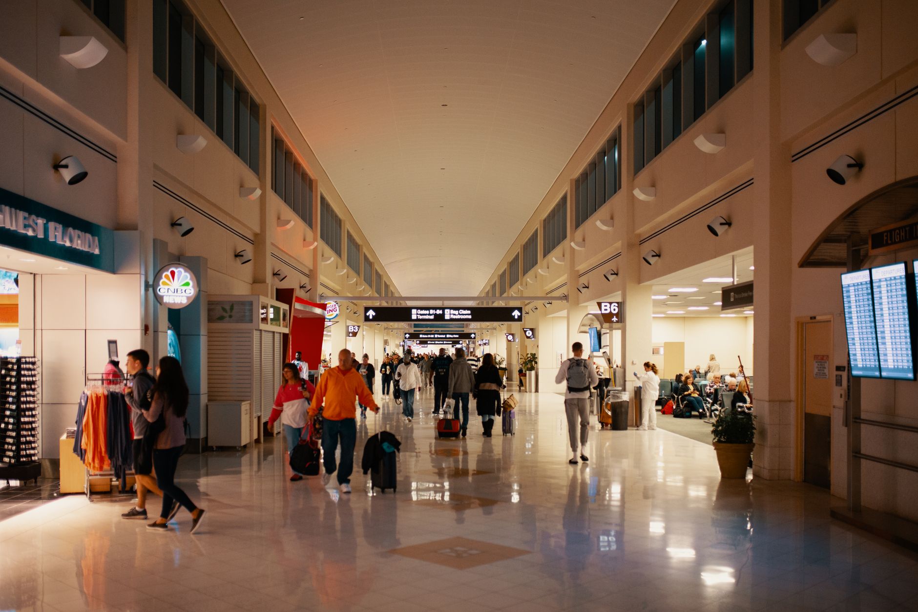 Famille traversant un terminal d aéroport lors d un transit vers le Royaume-Uni